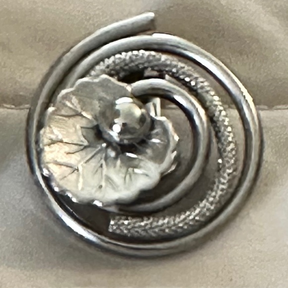 2/$20 Silver Tone Earrings Cala Lilly Clip On’s Metal Swirl Style Vintage - Picture 9 of 11